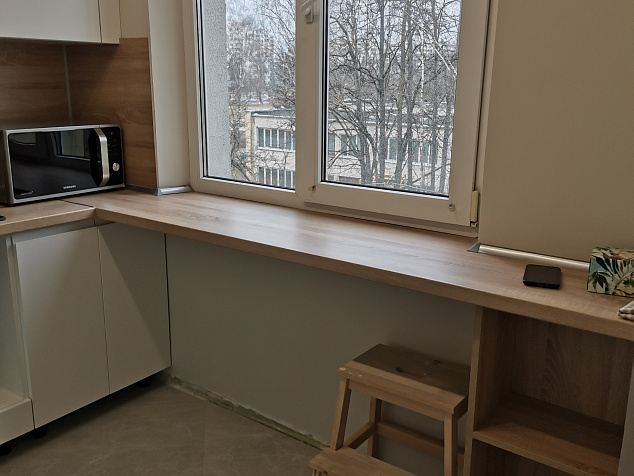 Компактная угловая кухня под окно (пример 622)