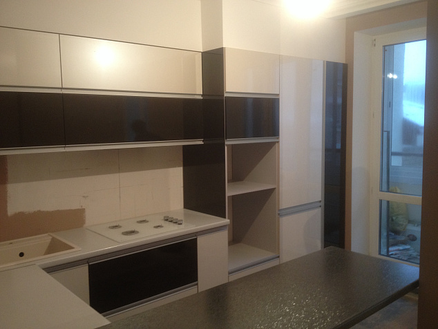 Стильная П-образная  кухня с барной стойкой "Клеопатра" (пример 283)