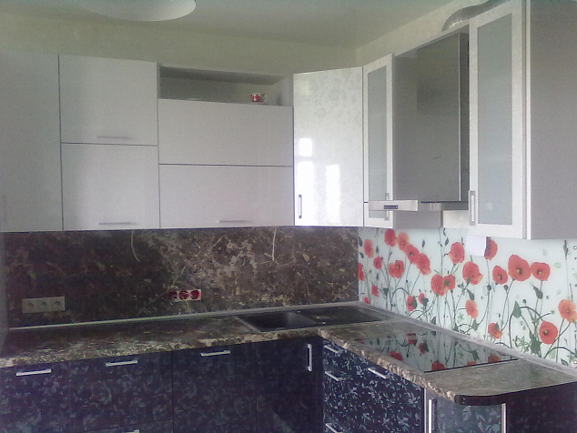 Угловая кухня с декоративным стеклом " Красные тюльпаны" (пример 214)