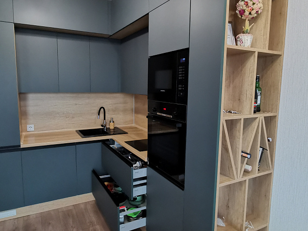 Симпатичная угловая кухня для квартиры - студия (пример 662)
