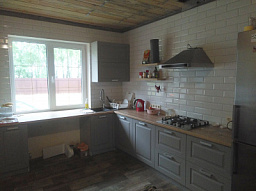 Уютная угловая кухня без верхних шкафчиков (пример 612)