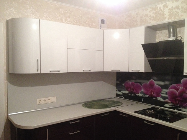 Стильная угловая кухня с декоративным стеклом "Орхидея 2" (пример 375)