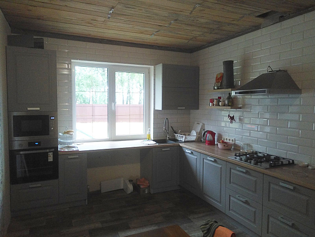 Уютная угловая кухня без верхних шкафчиков (пример 612)