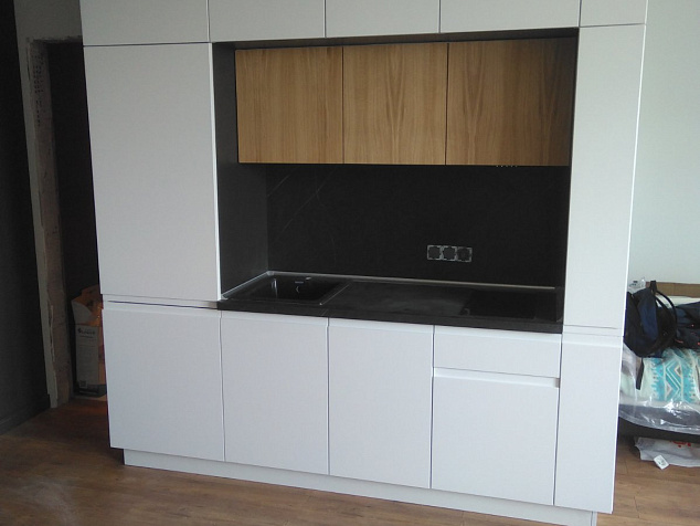 Компактная линейная кухня для квартиры-студии (пример 615)