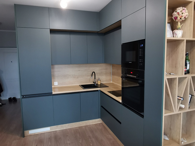 Симпатичная угловая кухня для квартиры - студия (пример 662)