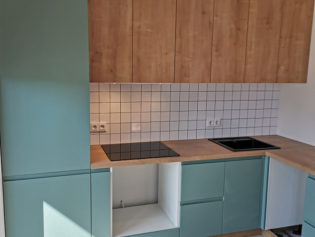 Угловая кухня с встроенным холодильником (пример 653)